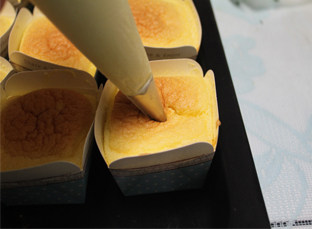 像冰激凌一样入口即化的蛋糕——北海道戚风蛋糕 ,至表面金黄色即可。
