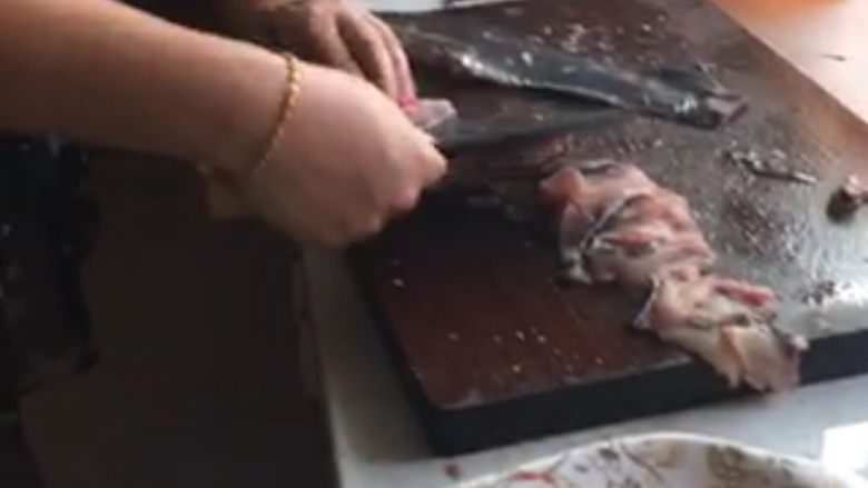 红烧鲶鱼片,切鱼片，真的很麻烦。还好鱼够大，而且刀要锋利。