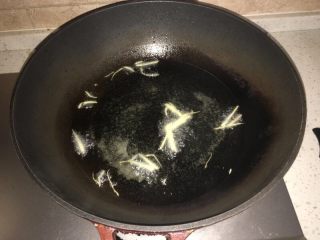 红烧鲶鱼片,油锅烧至八成热炸鱼片，注意油温要够热才不会太碎，我的油温还不够所以，还是有点碎了。我在炸鱼的油里放了姜和料酒除腥。