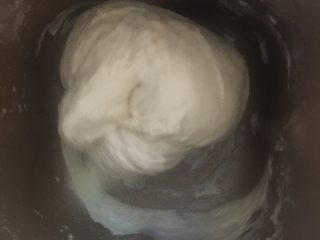 心形椰蓉面包,和面完成，加入20克融化的黄油，再启动和面程序。大概也是八到十五分钟。再启动发酵程序。