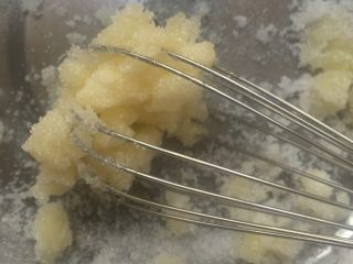 心形椰蓉面包,25克黄油略微软化，用蛋抽微微搅动。加入25克细砂糖，搅匀。