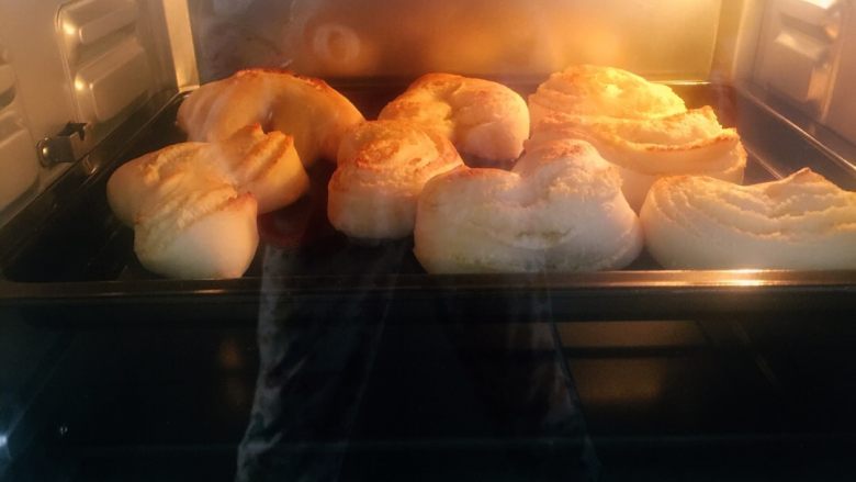 心形椰蓉面包,表面刷一层蛋液，放在烤盘里，上下火190度十五分钟。