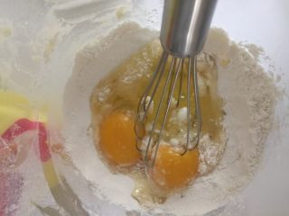水果可丽饼,加入盐，鸡蛋和黄油，搅拌均匀