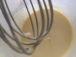 水果可丽饼,分两到三次加入牛奶，搅拌到如图这样。把搅拌好的蛋糊过筛，静置一个小时