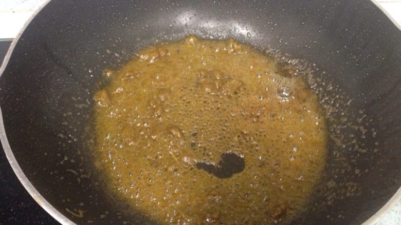 泰式海鲜绿咖喱,绿咖喱倒入锅里，利用煎虾的余油炒出香味。