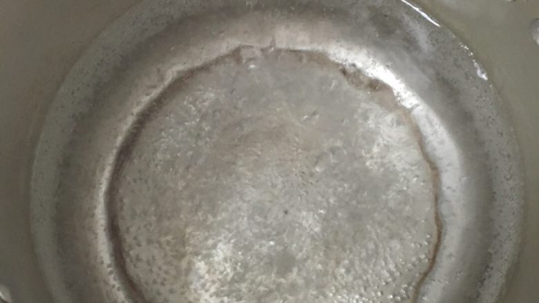 #文蛤苦瓜汤#,锅中倒入适量清水烧开。