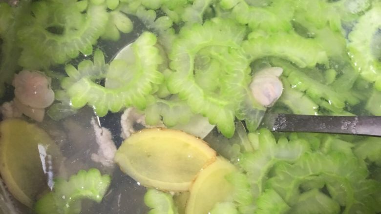 #文蛤苦瓜汤#,苦瓜有点变色，放入适量的盐和味精，尝试一下咸淡适宜即可。