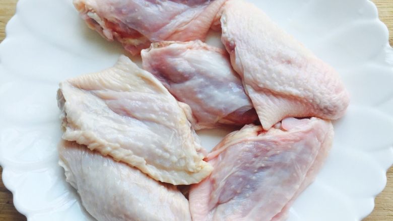 盐煎鸡翅#有个故事#,将鸡翅洗净沥干水分，加两小勺盐拌匀放进冰箱内腌制6小时