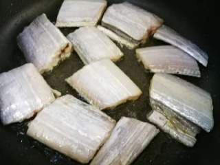 奇香带鱼（腐竹烧带鱼）,热油热锅下带鱼煎。（油温要高点）