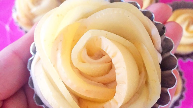 玫瑰苹果塔～,卷成玫瑰状，在模具内侧刷上油，把玫瑰塔放入模具中。