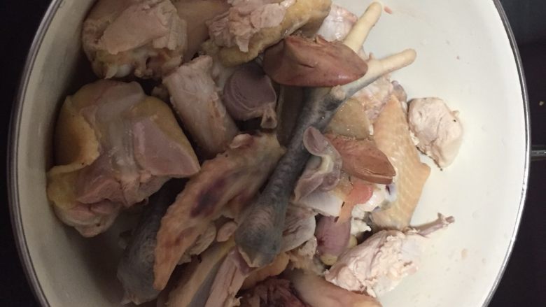 鲍鱼虫草炖鸡汤,剁好的鸡肉，烧开水，开水下锅抄半分钟，去血水。