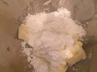 杏仁饼干,黄油室温软化后加入糖粉