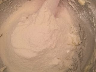 杏仁饼干,然后加入低筋面粉跟奶粉