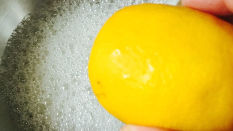 红曲豆沙卷#有个故事#,把蛋白打散、新鲜柠檬切片后挤入6、7滴新鲜柠檬汁