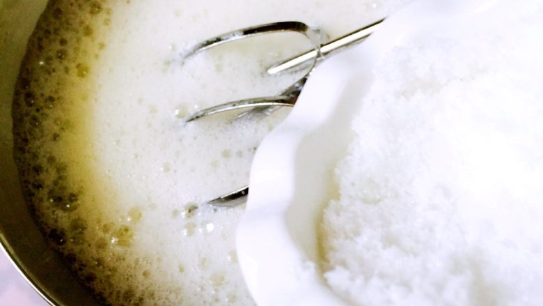 红曲豆沙卷#有个故事#,打发蛋白至有泡泡时候加入50克的3分之一的白砂糖