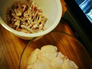 鸡翅包饭,用剪刀从鸡翅的两头入手，分别将骨头与肉分离，最终将骨头抽出，鸡翅形成一个小袋子状。