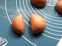 粉嫩帽子面包,取一份红曲面团，以3：5的比例，分成两份。