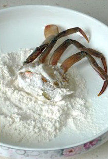 千秋百味之蒜蓉炒蟹,蟹黄部分沾上干面粉。