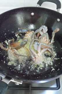 千秋百味之蒜蓉炒蟹,将裹了面粉的螃蟹蟹黄朝下放入略煎，感觉到能定型了即可。