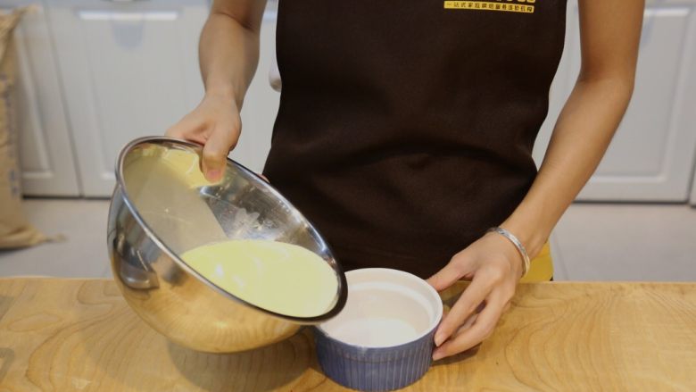 法式焦糖布蕾,7.将蛋奶液轻轻倒入布丁模具，8分满。