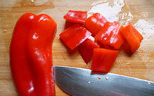 杂蔬鸡骨串烧,圆青椒，圆红椒和洋葱都切成约3cm见方的块状。