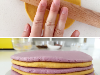 双色发糕,用擀面杖擀成圆形，擀好的面片两种颜色交替叠放在一起，因为用了蛋糕模具，所以擀成和6寸模具差不多大即可，边上剩余一定的空间，差不多1-2cm。
》擀面的时候会粘手，案板上撒点面粉，手上抹点面粉，不要太多，一点点就好。
》不一定要模具的，擀成圆形，放入盘子中也可。
》面片与面片之间可以喷点水使其粘连，小芽偷懒没喷哈。
》模具底下可以刷一层薄薄的植物油，小芽没有刷的，最终也很好脱模。