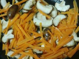 蚝油杏鲍菇,油热首先放入香菇和胡萝卜丝