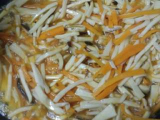 蚝油杏鲍菇,稍变软后放入盐，生抽，料酒，耗油，调味