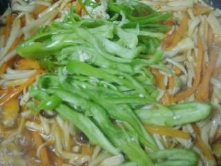 蚝油杏鲍菇,炒至七分熟后放入青椒丝
