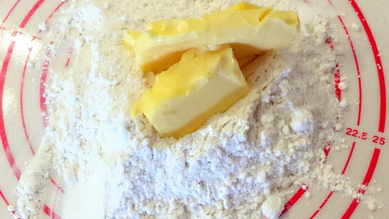 麻薯肉松蛋黄酥——详细版,下面制作油酥部分，将材料完全混合成面团