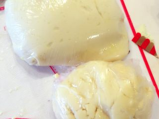 麻薯肉松蛋黄酥——详细版,盖保鲜膜松弛好后下面开始分成团