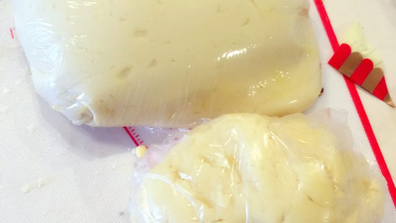 麻薯肉松蛋黄酥——详细版,盖保鲜膜松弛好后下面开始分成团