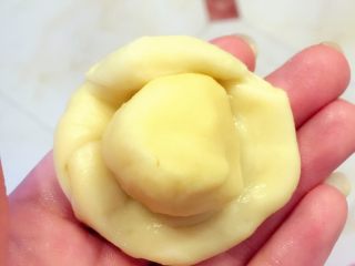 麻薯肉松蛋黄酥——详细版,油皮包油酥，包好后收口向下放置
