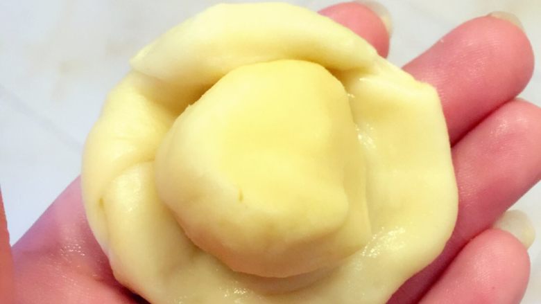 麻薯肉松蛋黄酥——详细版,油皮包油酥，包好后收口向下放置