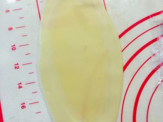 麻薯肉松蛋黄酥——详细版,把油皮油酥团擀开成牛舌型，每个都是从中间往两边擀，大概14厘米的样子，不用太长