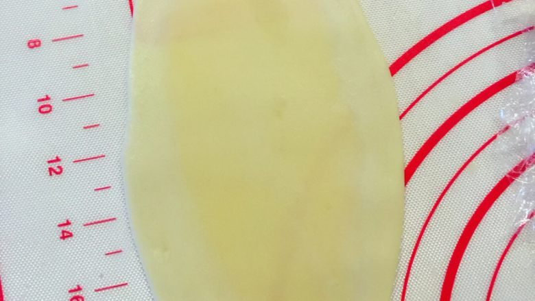 麻薯肉松蛋黄酥——详细版,把油皮油酥团擀开成牛舌型，每个都是从中间往两边擀，大概14厘米的样子，不用太长