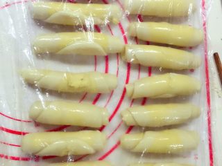 麻薯肉松蛋黄酥——详细版,每个横擀开卷好后盖保鲜膜松弛10分钟