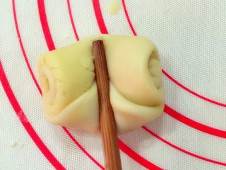 麻薯肉松蛋黄酥——详细版,用筷子压一下中间后翻面擀开成圆饼准备包馅