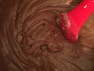 巧克力夹心蛋糕,然后筛入低粉，可可粉，泡打粉，苏打粉、加入牛奶搅拌均匀，搅拌成光滑的面糊