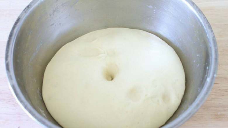 肉松面包卷,室温发至.5倍大，大约一小时，手指沾干面戳一下面团，不会回缩就表示发酵完毕