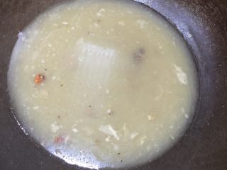 麻辣烫酸辣粉,适量鸡汤放到锅里，加一些水稀释一下