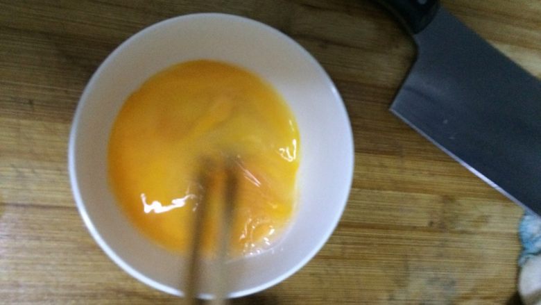 韮黄炒鸡蛋,放一点料酒，盐，味精，在加一点清水搅拌均匀。