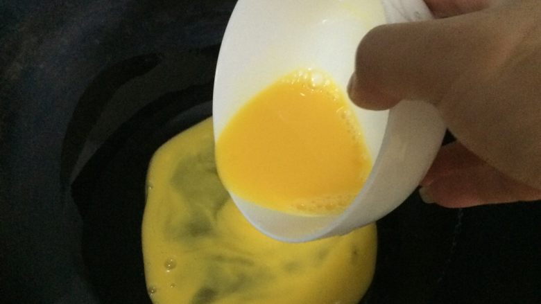 韮黄炒鸡蛋,搅拌的鸡蛋倒入锅中