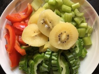蔬果糊-3,把蔬果切成小塊