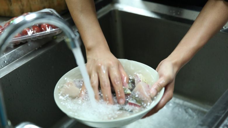 泰式咖喱鱼饼,将鱼肉切块洗尽、放入料理机里面搅碎成泥