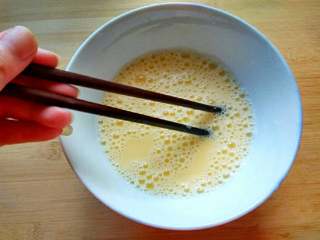 过桥豆腐,鸡蛋打入碗中，加一倍的水和1.5克盐，同一方向搅拌均匀