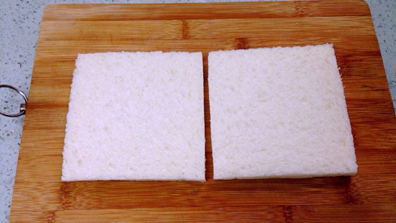 花生酱夹心西多士,准备好两片切去四边的吐司面包片。