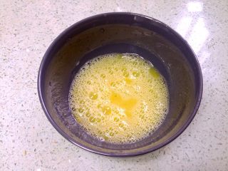 花生酱夹心西多士,鸡蛋加一点点盐，打散成蛋液。