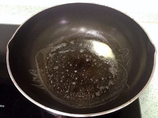 花生酱夹心西多士,锅里小火融化适量黄油。