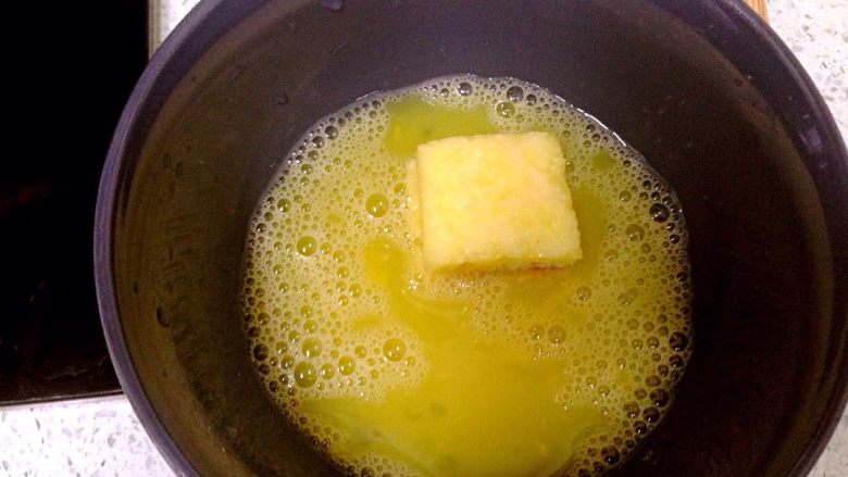 花生酱夹心西多士,把吐司块放蛋液中浸泡一下，确保6面都裹上蛋液。
